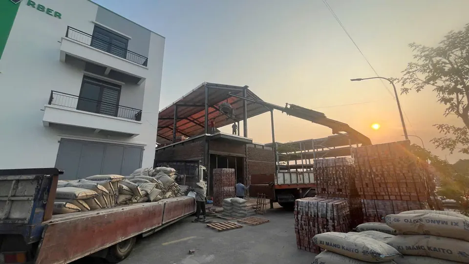 Xe cẩu bốc dỡ gạch và xi măng tại công trình kho ARBER ở Bắc Ninh