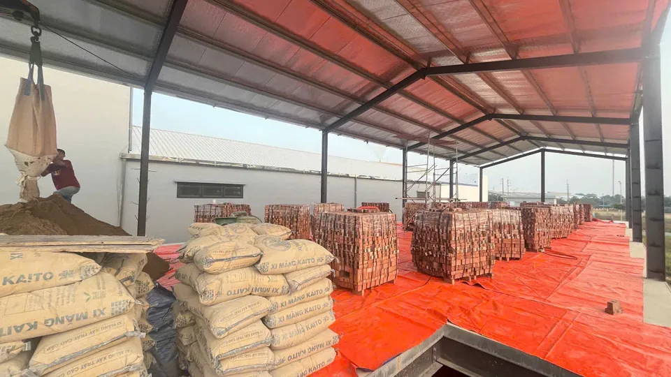Gạch và xi măng tập kết dưới mái che tại công trình kho ARBER ở Bắc Ninh