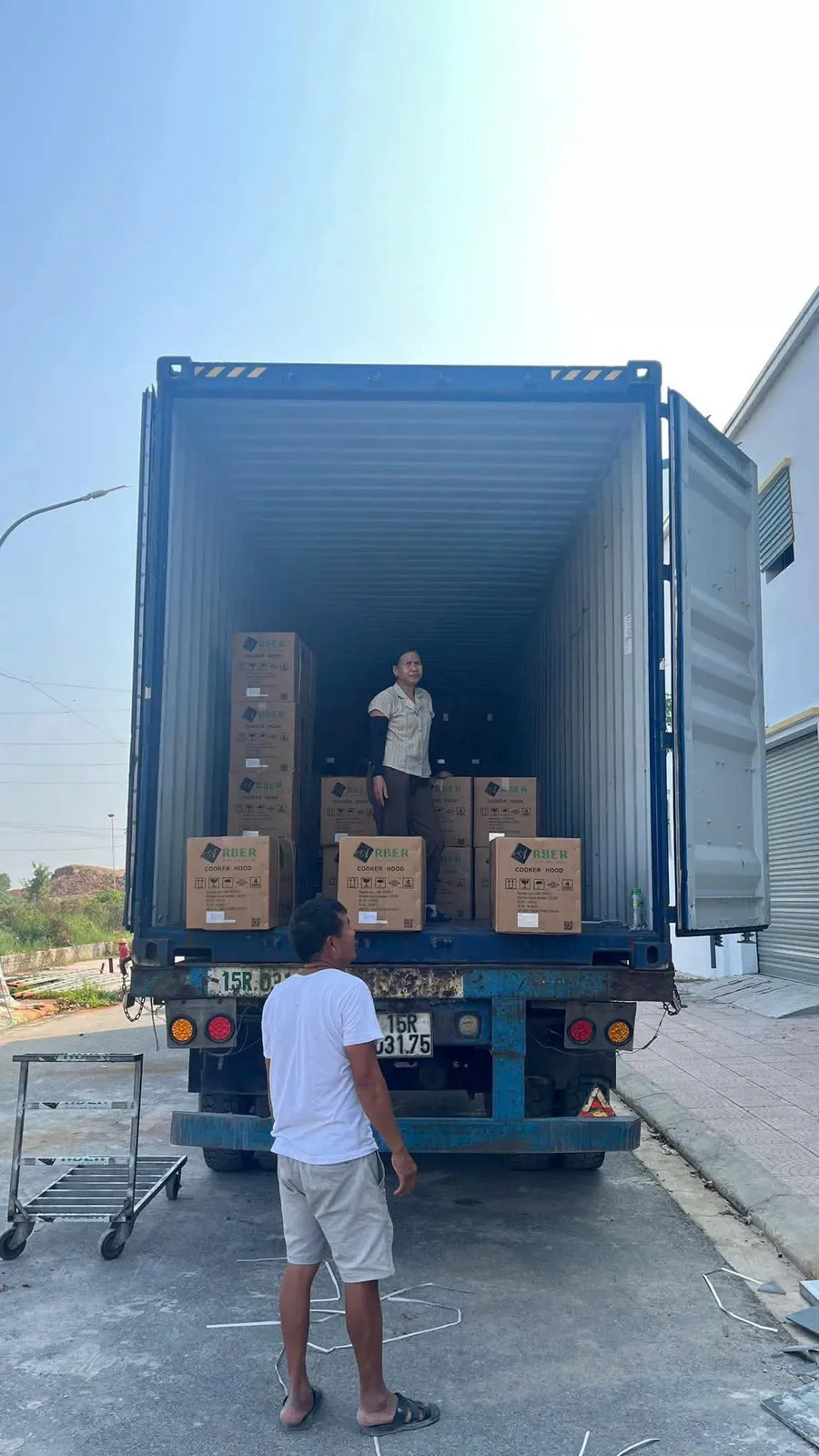 Công nhân dỡ thùng hàng từ container tại kho ARBER ở Bắc Ninh